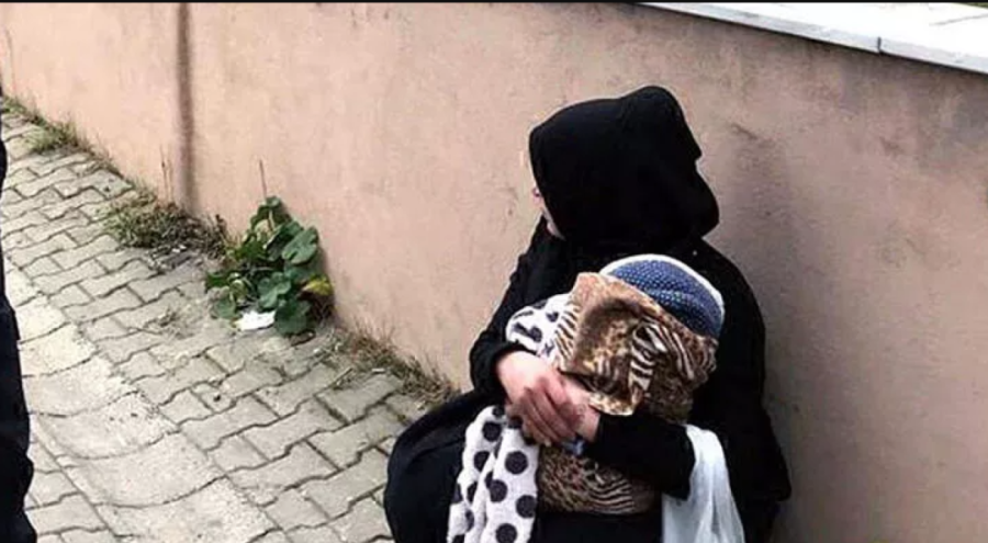 Dilenci kadının kucağından bebek değil oyuncak ayı çıktı