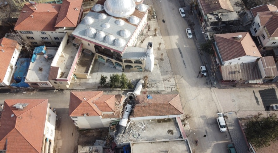 Adıyaman'da cami minaresi apartmanı ikiye böldü