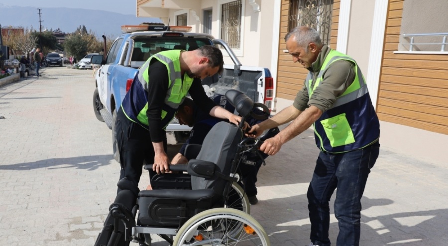 Depremzede Serebral Palsi hastasına Bursa'dan tekerlekli sandalye
