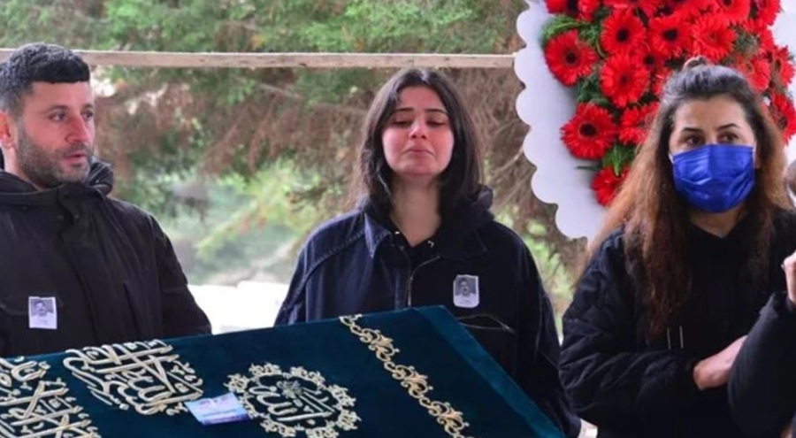 Helin Kandemir babasını son yolculuğuna uğurladı