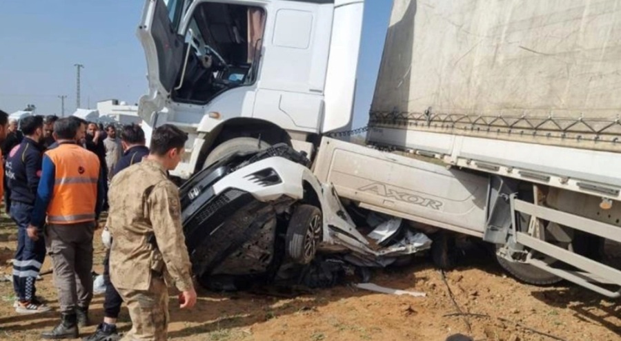 Tır ile otomobil çarpıştı: 2 kişi yaşamını yitirdi, 2 kişi yaralandı