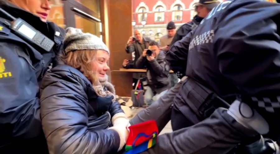 İklim protestosuna katılan Greta Thunberg polis tarafından götürüldü