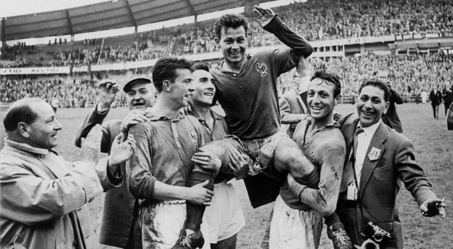 Dünya Kupası'nın en çok gol atan futbolcusu Fransız Just Fontaine, hayatını kaybetti
