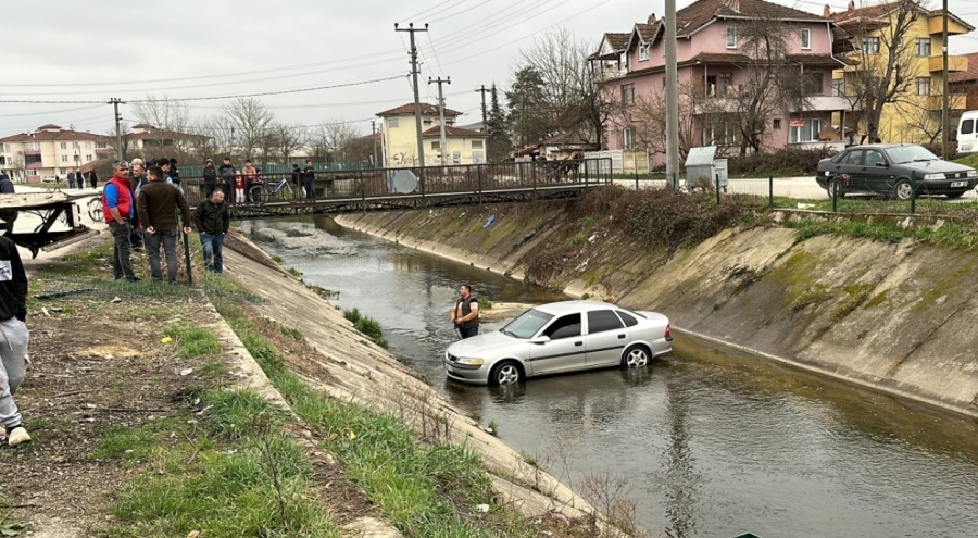 Otomobil dereye uçtu
