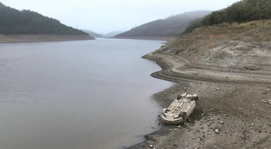 Su çekilince ortaya çıkan arabanın tekerlerini çaldılar