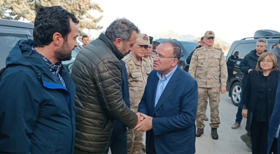 Enkazın kaldırılması için titiz bir süreç işliyor