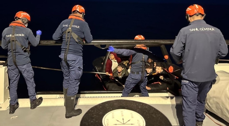 Yunanistan'ın geri ittiği 15 düzensiz göçmen kurtarıldı