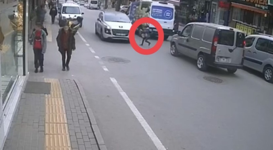 Bursa'da karşıdan karşıya geçmek isteyen çocuğa araç çarptı