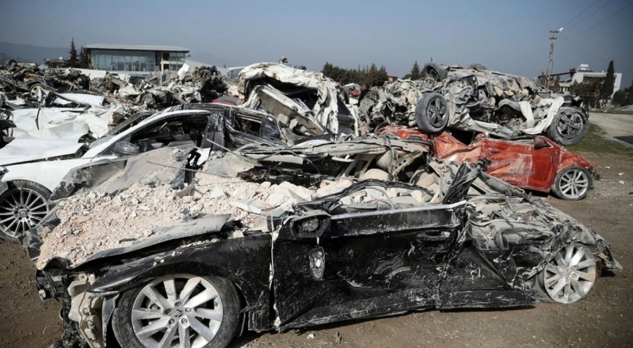 Hatay'da enkazdan çıkarılan araçlara mezarlık oluşturuldu