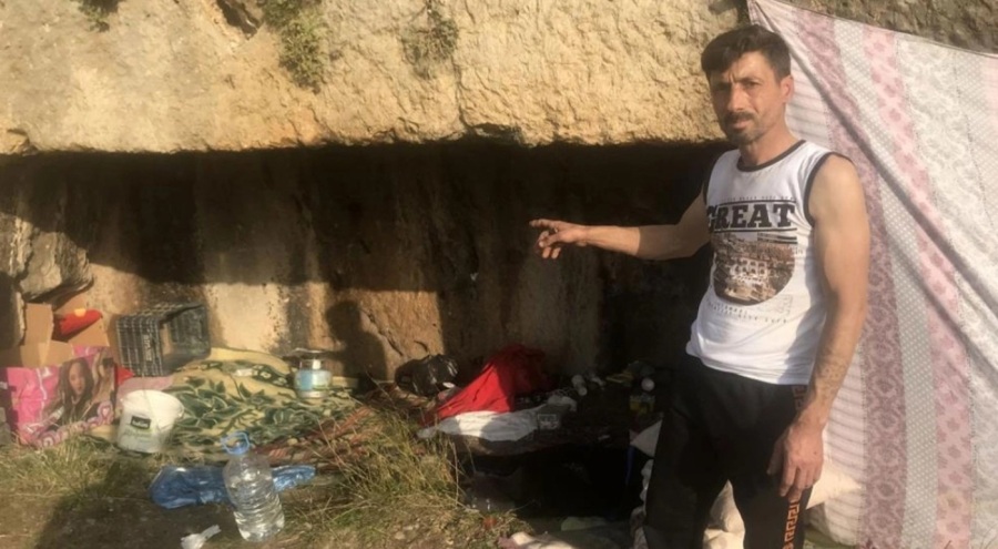 Depremde evi yıkılınca sağlam olduğunu düşünerek mağaraya yerleşti