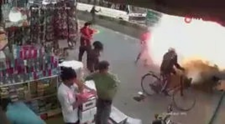 Hindistan'da havai fişek yüklü araç patladı