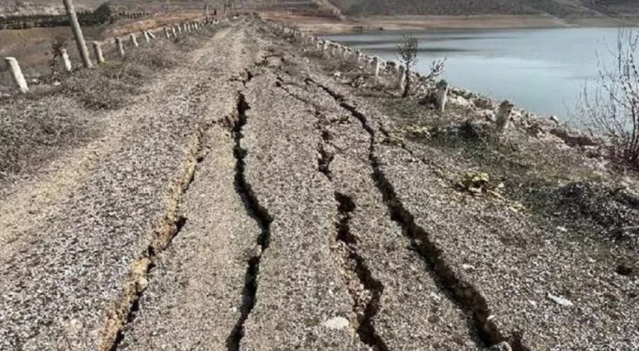 Depremlerde Malatya'da yarıklar meydana geldi