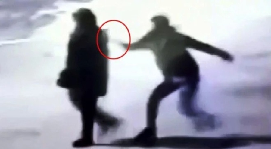 Yolda yürüyen kadını sırtından bıçaklayan sanığa tahliye kararı!