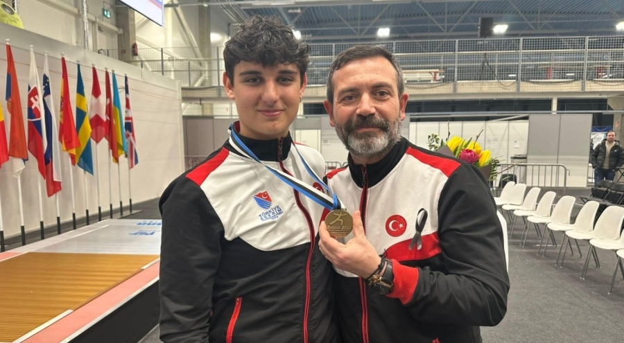 Bursa'da yetişen milli eskrimci Tolga Aslan'dan bronz madalya