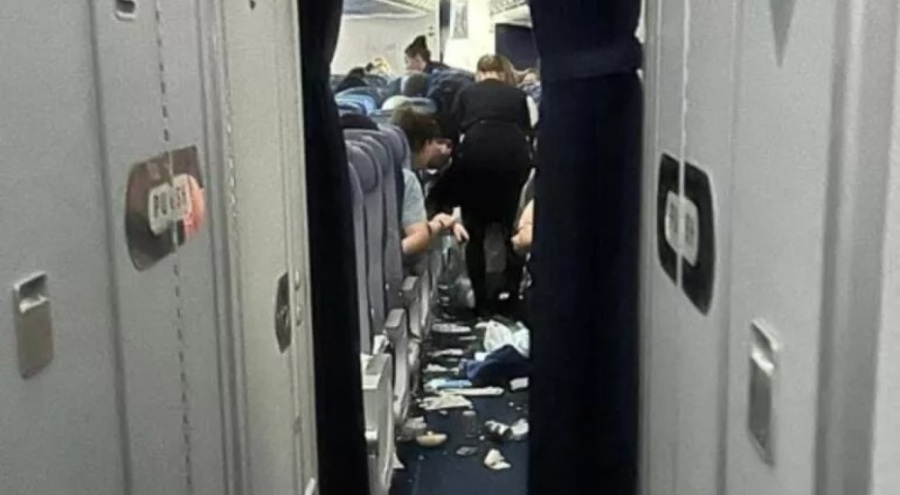 Yıldırım denk gelen uçak acil iniş yaptı: 7 yaralı