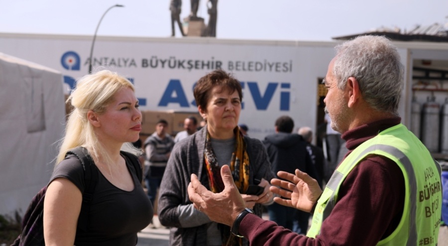Rektör Özlenen Özkan'dan depremzede öğrencilere ziyaret
