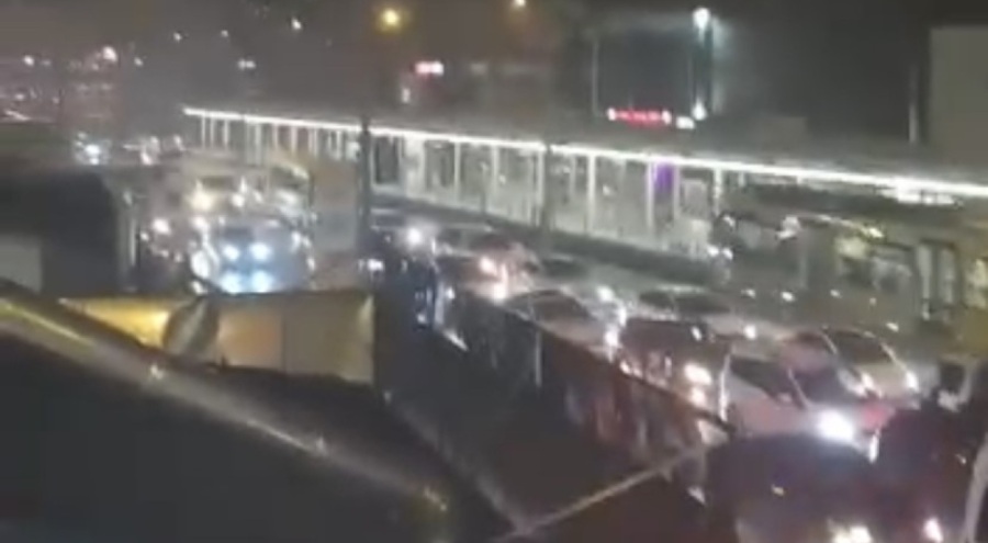 Bursa'da asker konvoyu yapan gençler trafiği kilitledi!