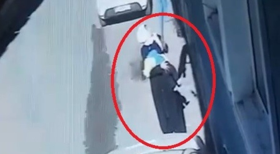 Bursa'da kucağındaki bebeğe aldırmadan battaniye çaldı!
