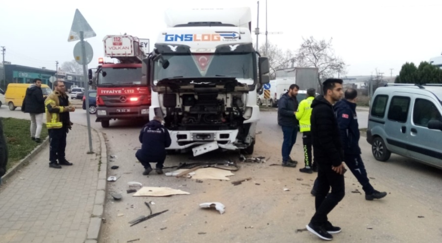 Bursa'da kamyonetle TIR çarpıştı! 1 kişi ağır yaralandı