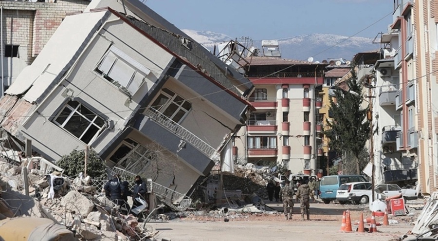 Depremde yıkılan kuyumcuların enkazından altın çalıp lüks araç satın almışlar
