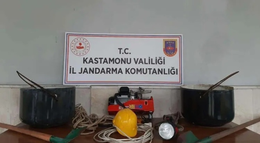 Kaçak kazı yapan definecilere suçüstü