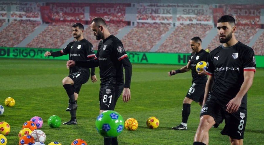 Pendikspor taraftarından depremzede çocuklara futbol topu