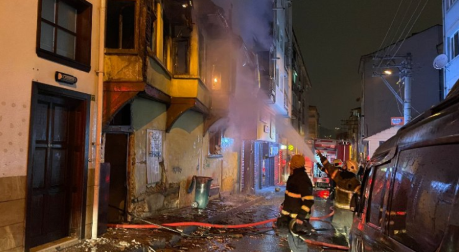 Bursa'da iki katlı ahşap evde yangın