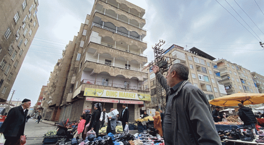 Deprem bölgesinde ağır hasarlı binanın önünde pazar kurdular