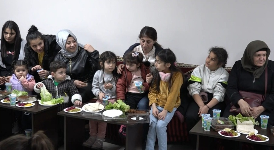 Bursa'ya gelen depremzedeler çiğ köfte etkinliğinde buluştu