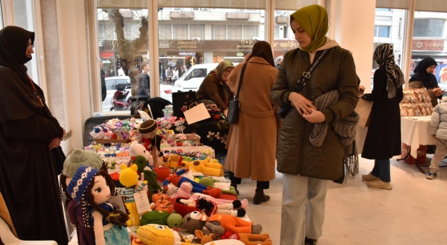 Bursalı kadınlar, depremzedeler için stant açtı