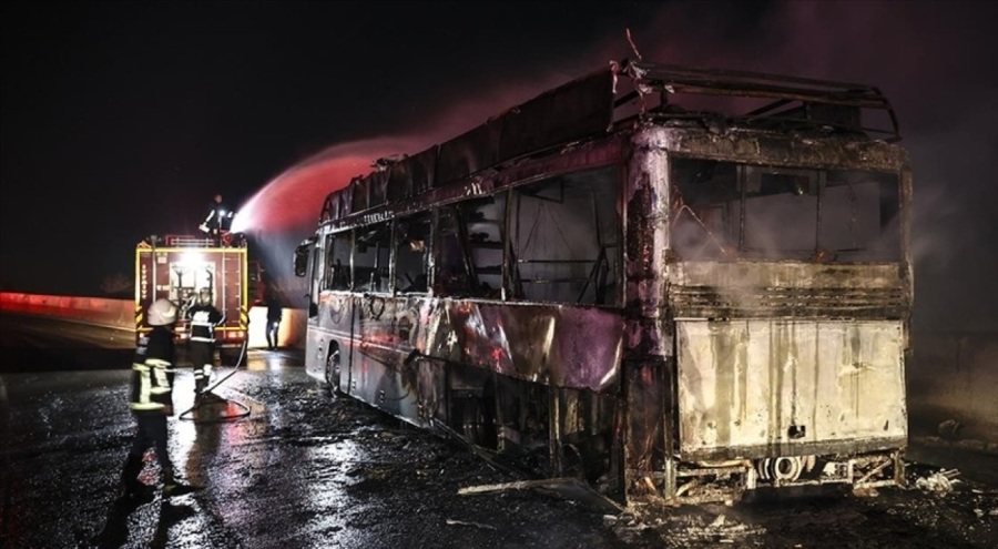 Deprem bölgesinde gazetecilere hizmet veren "Medyabüs" alev aldı!