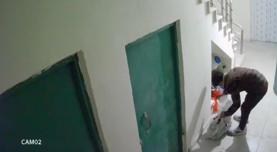 Bursa'da girdiği apartmanda önüne geleni aldı, ortalıktan kayboldu