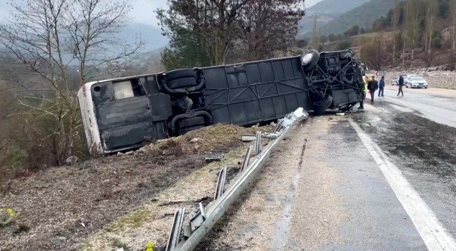 Isparta'da yolcu otobüsü devrildi: 8 yaralı