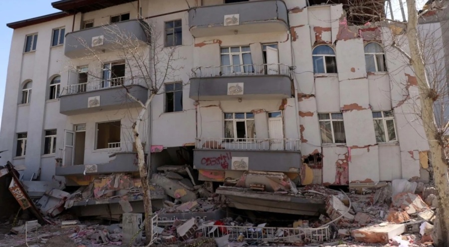 Balkon demirine bağladıkları internet kablosuyla depremden kurtuldular