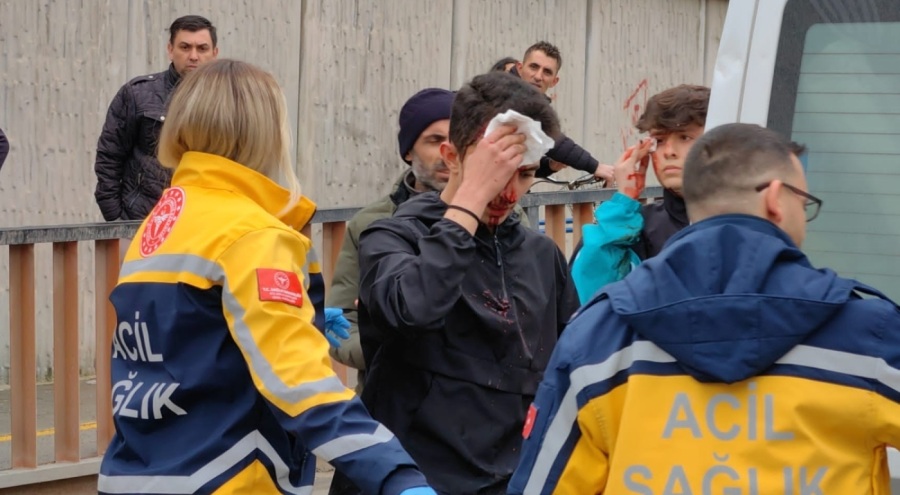 Bursa İnegöl'de araç alt geçide çaptı! 2 yaralı