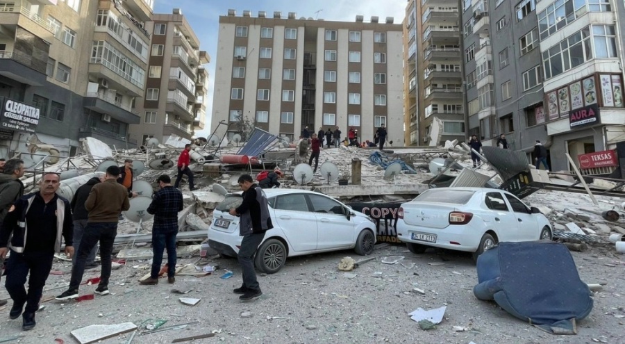 Şanlıurfa'da ağır hasarlı bina çöktü