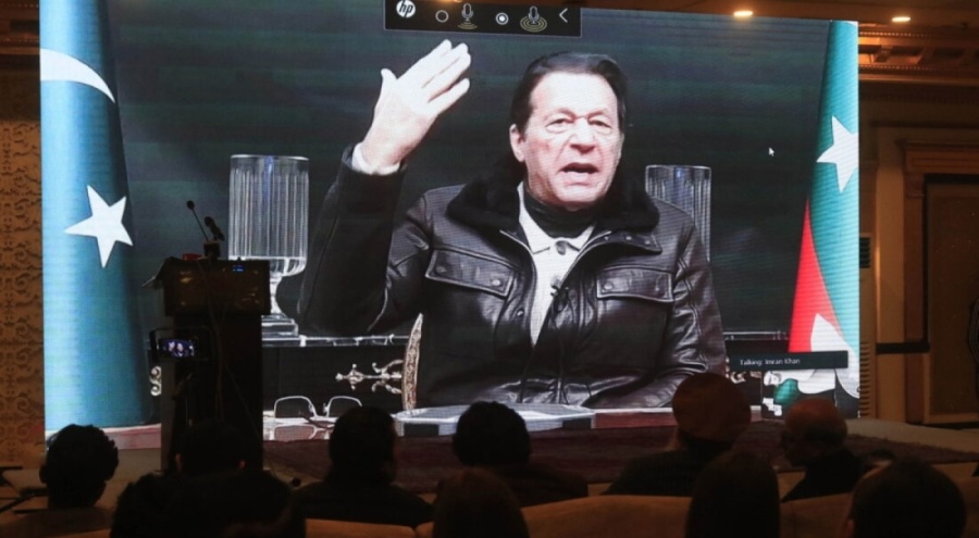 Pakistan'ın eski Başbakanı Khan'a yayın yasağı