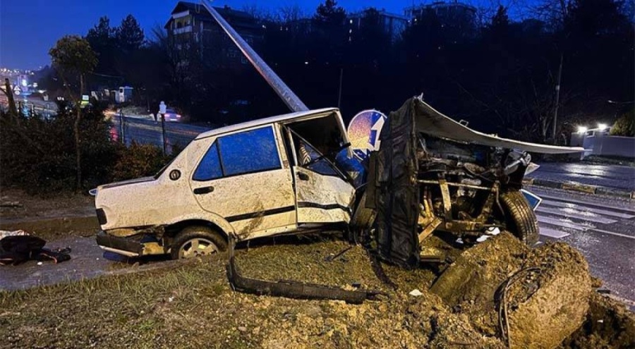 Karabük'te kaza! Araç ikiye bölündü