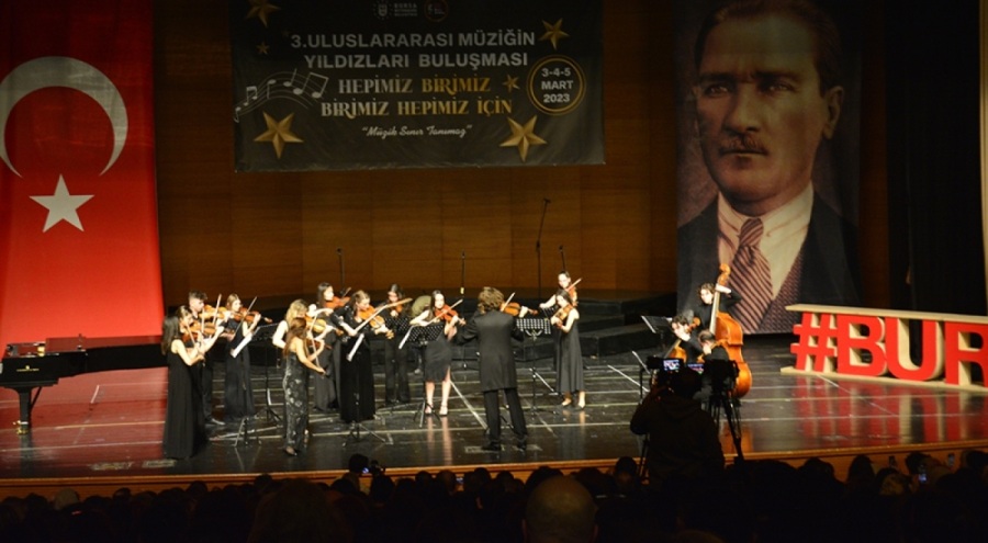 Bursa'da depremzedeler yararına konser verildi