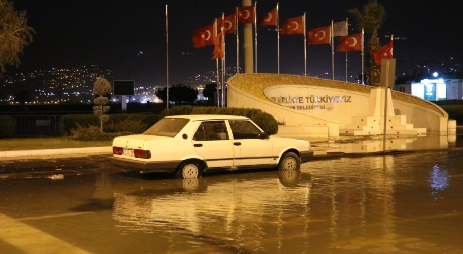 İskenderun'da  deniz lodos kaynaklı taştı