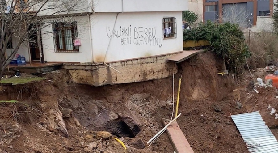 İstinat duvarı, yanındaki evin bahçesiyle birlikte çöktü