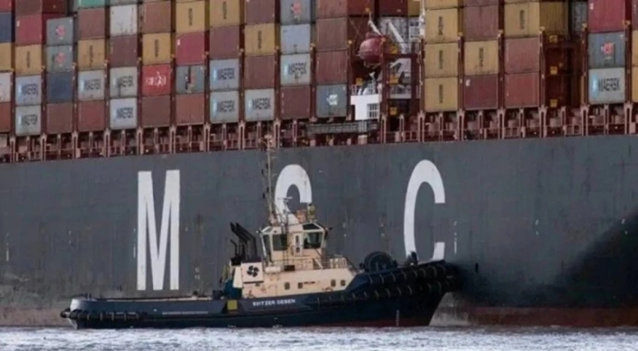 Süveyş Kanalı'nda yük gemisi karaya oturdu