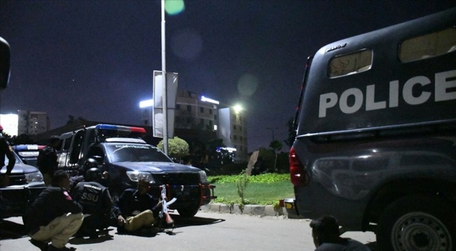 Pakistan'da polis aracına intihar saldırısı: En az 9 kişi yaşamını yitirdi