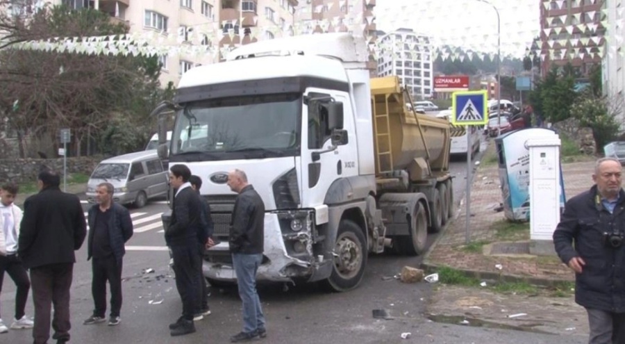 İstanbul'da freni boşalan kamyon zincirleme kazaya sebep oldu! 14 aracı biçti