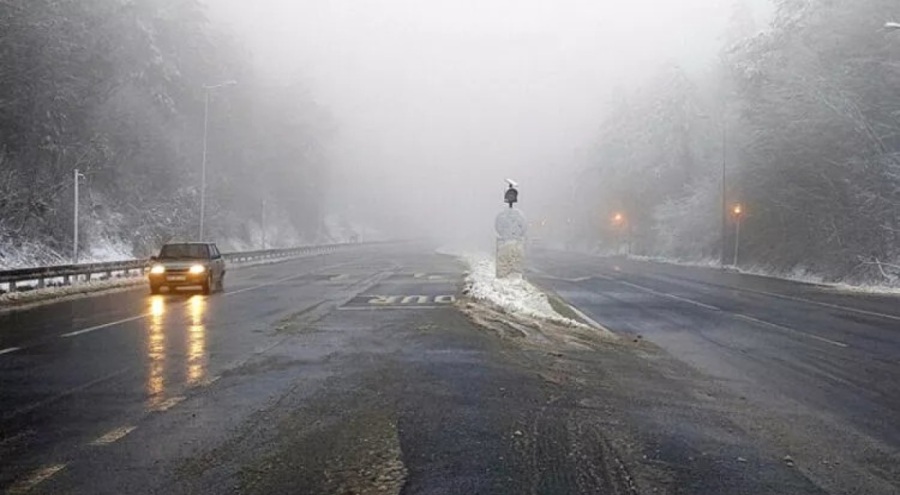 Bolu Dağı'nda karla karışık yağmur ve sis etkili oluyor