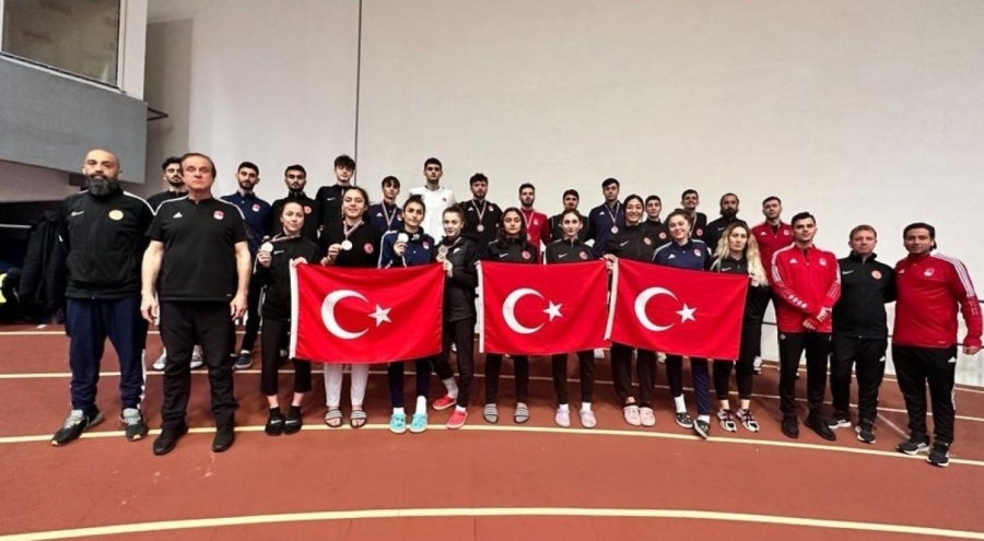 Milli tekvandocu Hatice Kübra İlgün Bulgaristan'dan gümüş madalyayla döndü