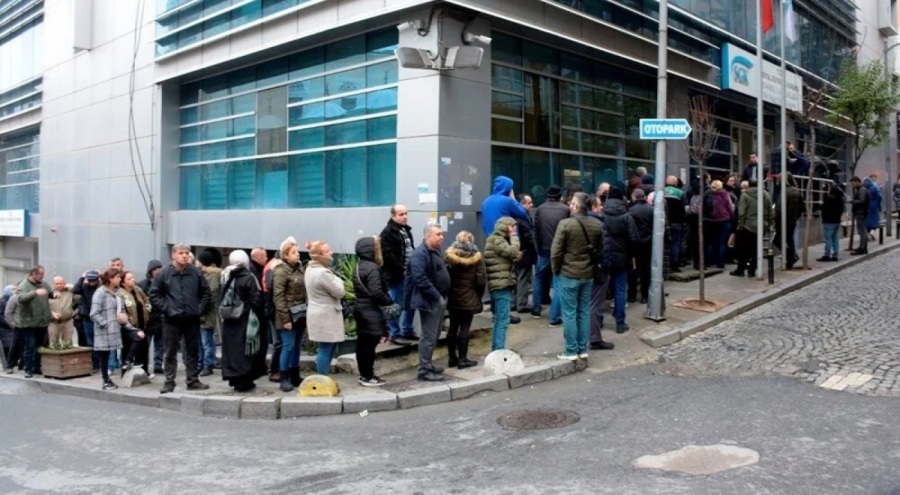 İstanbul'da SGK binası önünde EYT kuyruğu! Sıra tartışmasına polis müdahalesi