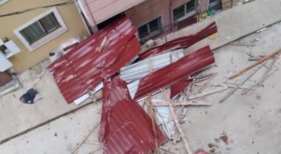 Rize'de fırtına: Okulun çatısı uçtu, otoyol kısmen trafiğe kapandı