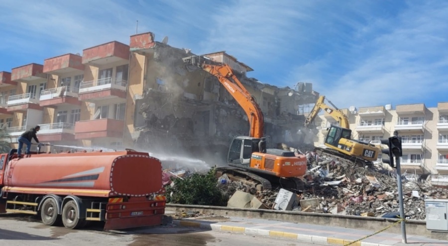 İskenderun'daki ağır hasarlı binalara kontrollü yıkım