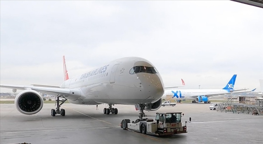 Türk Hava Yolları'nın "Tek Yürek" adı verilen uçağının boyanma görüntüleri paylaşıldı